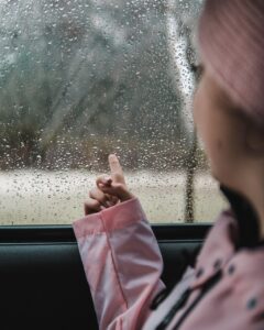 髪の毛の分け目が目立つときの隠し方は？